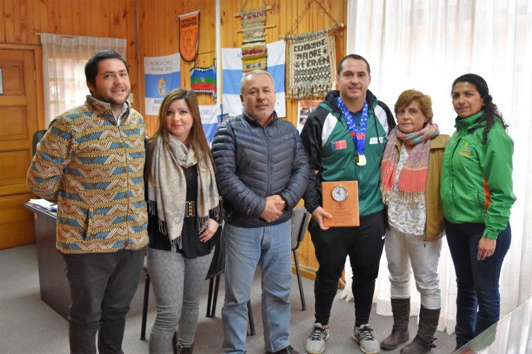 Municipalidad de Teodoro Schmidt reconoció a Campeón Nacional en Levantamiento de Pesas Municipalidad de Teodoro Schmidt reconoció a Campeón Nacional en Levantamiento de Pesas