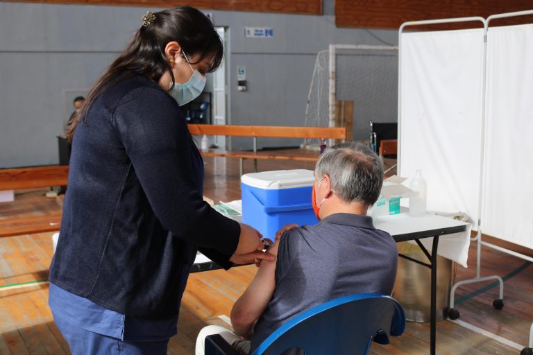 Municipalidad de Nueva Imperial cumple con campaña ‘Yo me Vacuno’ orientada a funcionarios de establecimientos educacionales escolares y preescolares