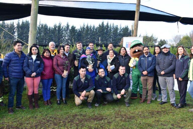 Ministro de Agricultura visitó vivero Conaf en Nueva Imperial 